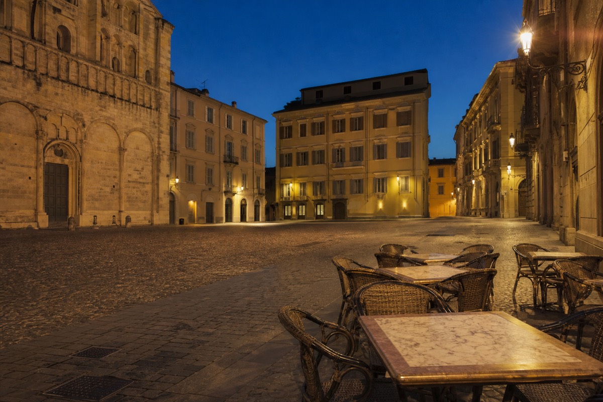 Evening atmosphere in a Parma piazza for any Parma and Bologna comparison of nightlife